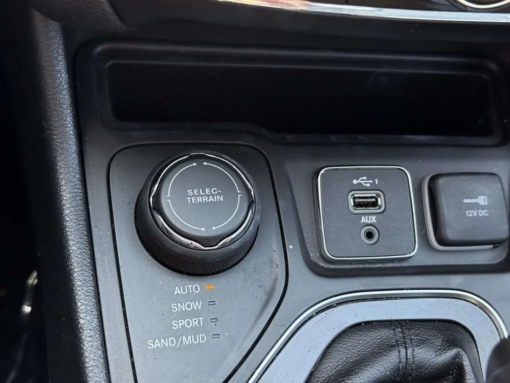 Used 2019 Black Jeep Limited image 32