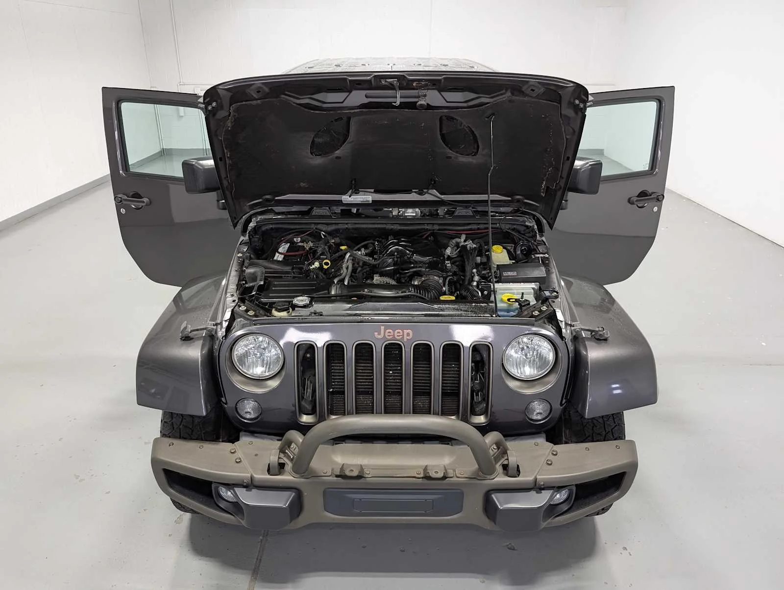 Used 2016 Granite Crystal Metallic Clearcoat Jeep 75th Anniversary image 12