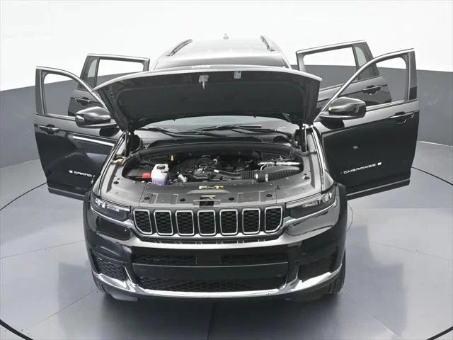 New 2026 Diamond Black Crystal Pearl-Coat Exterior Paint Jeep Laredo image 68