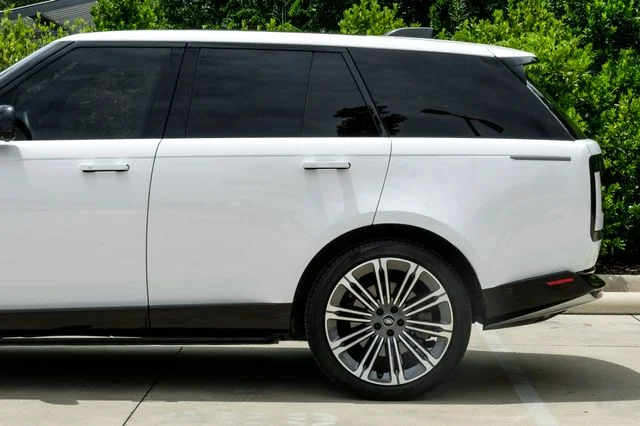Used 2024 White Land Rover SE image 20