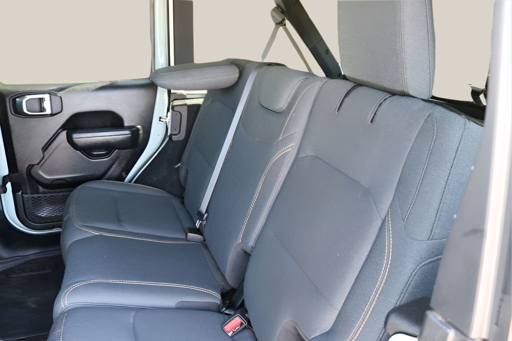Used 2024  Jeep Sport S image 16