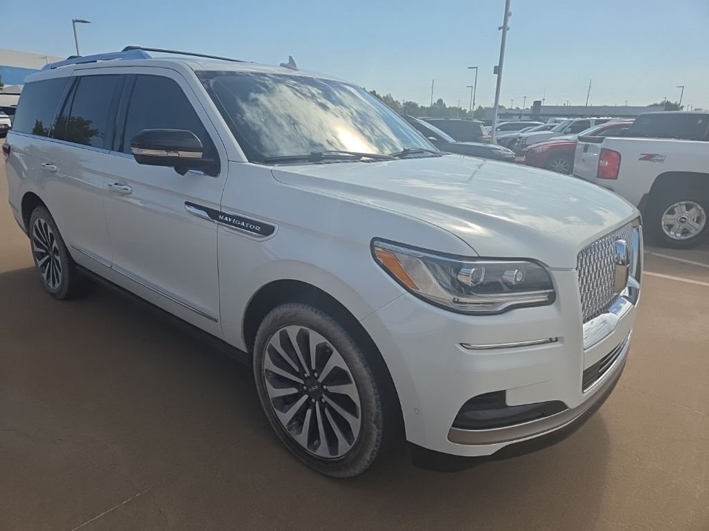 Used 2022 White Lincoln Reserve image 3