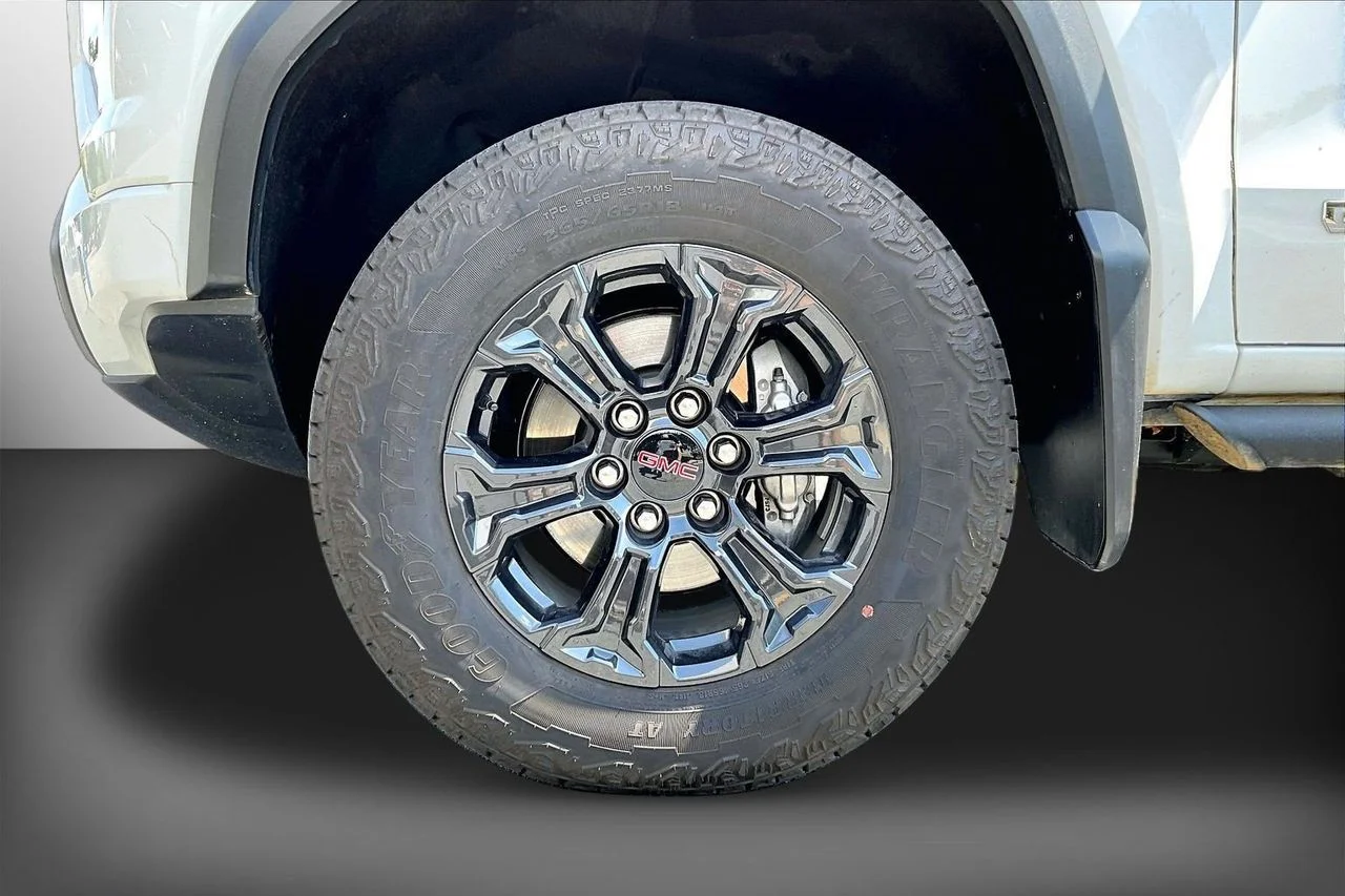 Used 2025 White GMC Elevation image 31