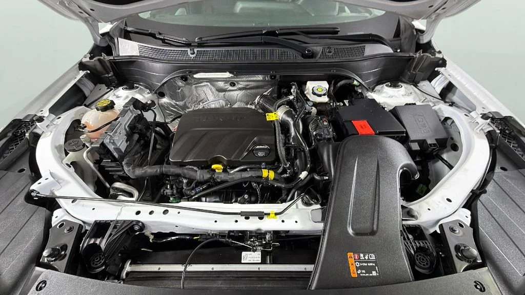 Used 2025 Summit White Chevrolet LT image 35