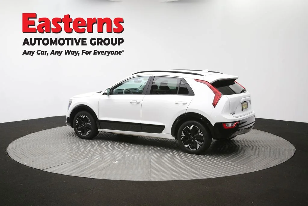 Used 2023 White Kia Wind image 62