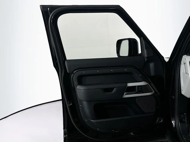 Used 2024  Land Rover S image 11