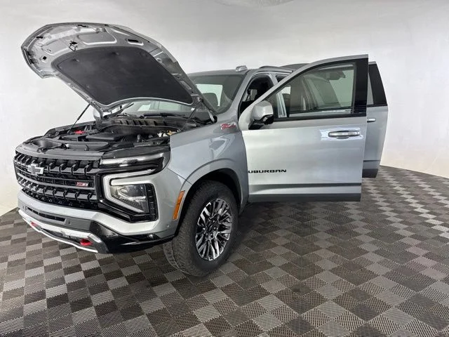 Used 2025 Gray Chevrolet Z71 image 11