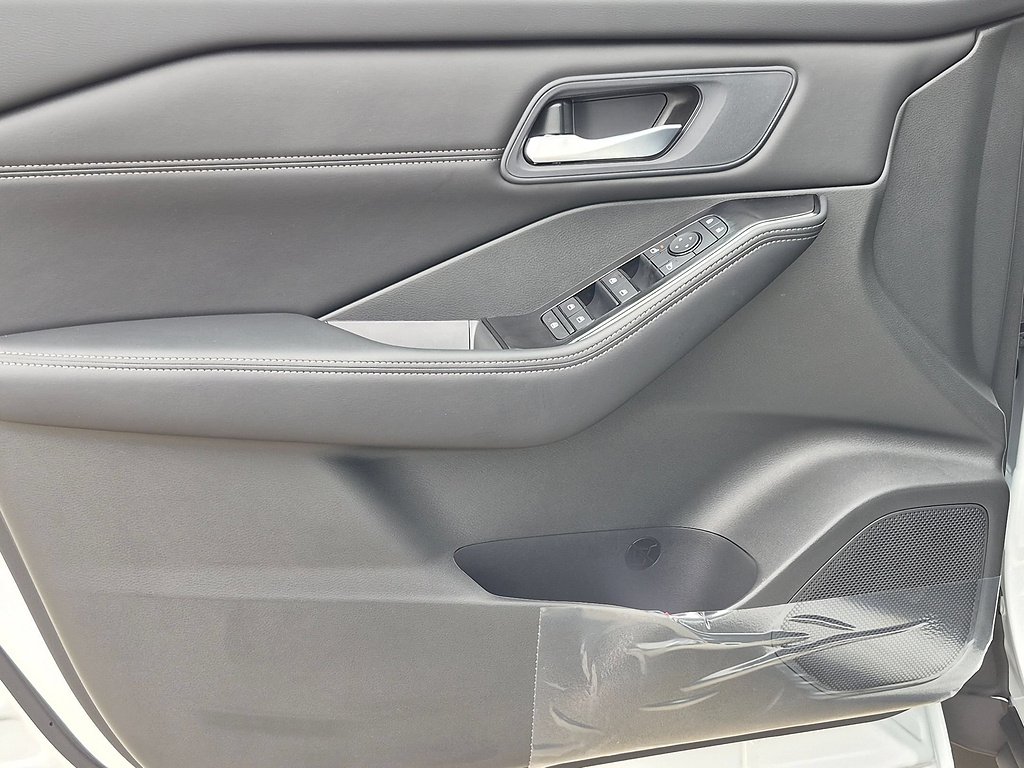 New 2026 Everest White Pearl TriCoat Nissan Dark Armor™ image 8
