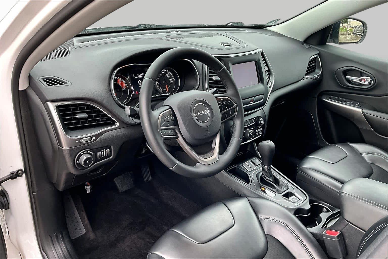 Used 2019 Bright White Clearcoat Jeep Latitude Plus image 17
