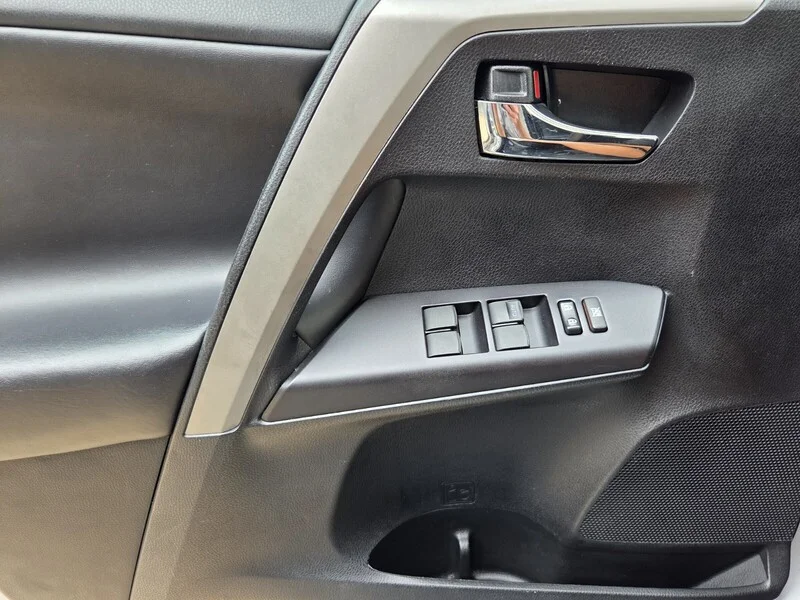 Used 2018 Silver Sky Metallic TOYOTA XLE AWD image 36