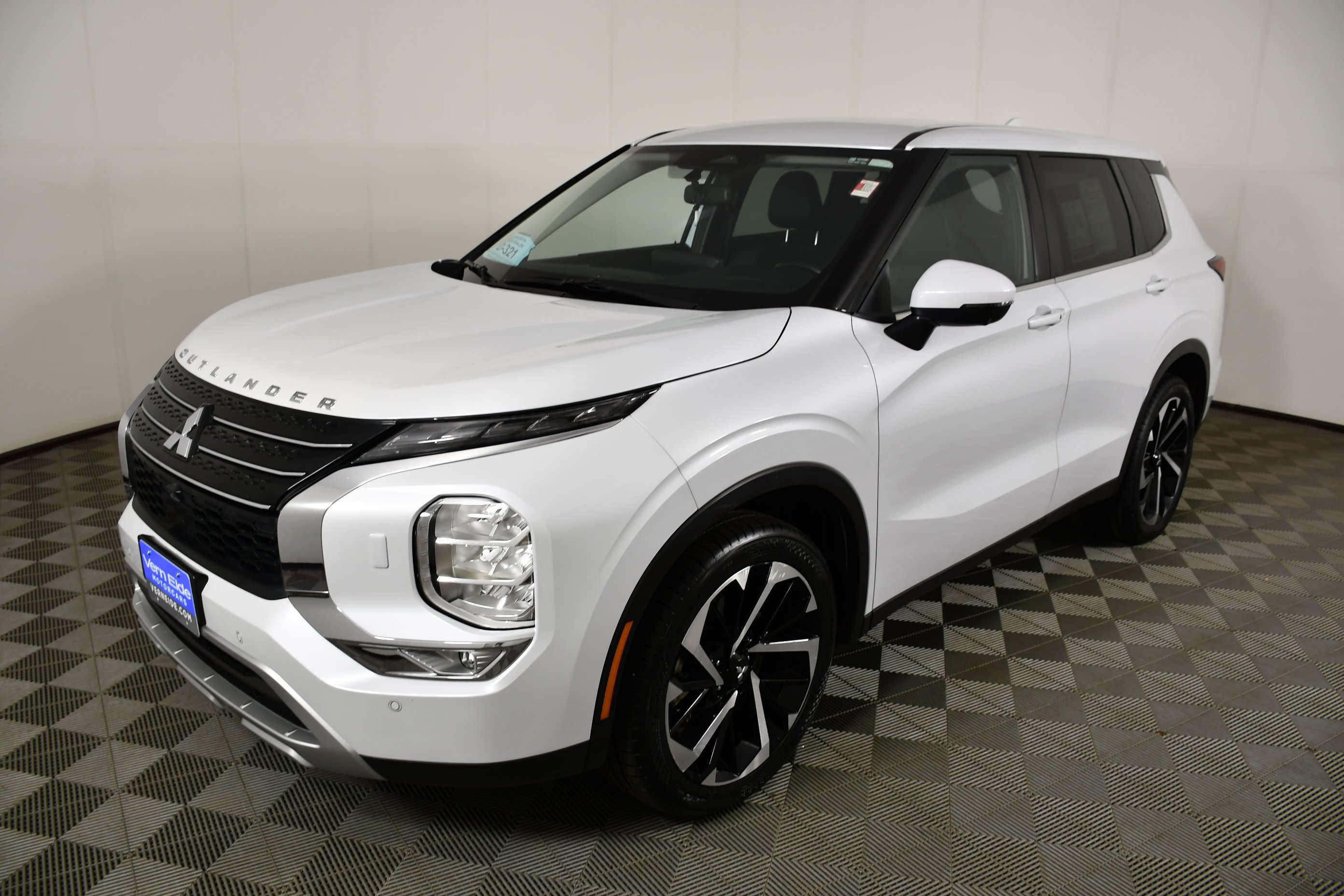 Certified Used 2024 White Diamond Mitsubishi SE image 10