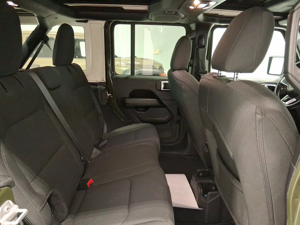 Used 2022 Green Jeep Unlimited Sahara image 32