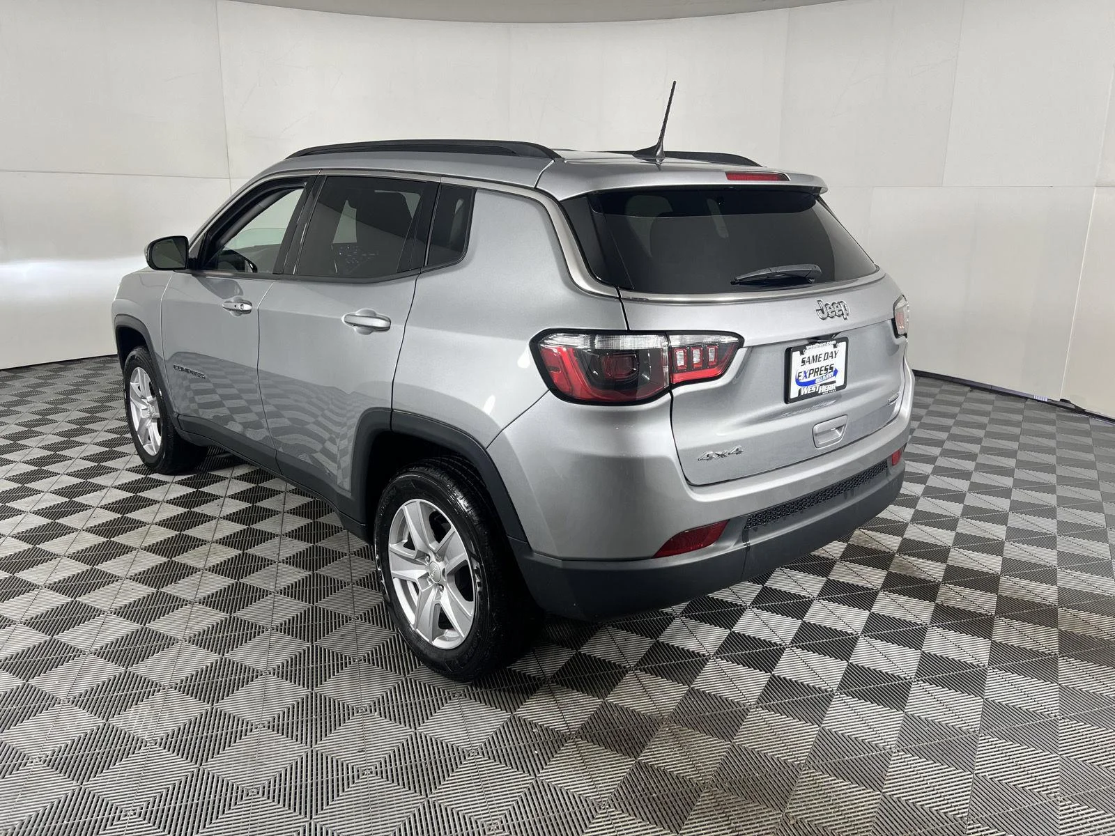 Used 2022  Jeep Latitude image 3
