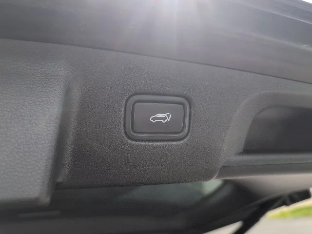 Used 2020 Black Hyundai SEL image 16