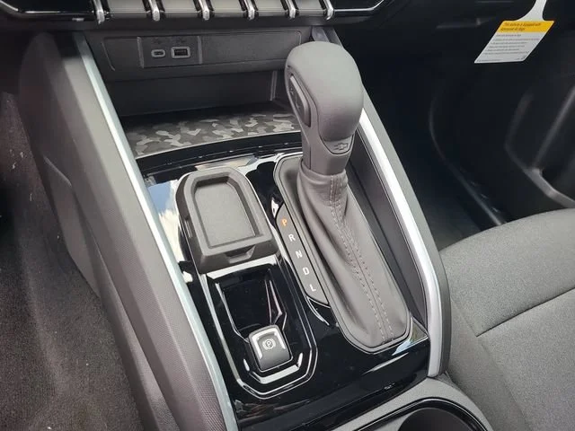 New 2026 Summit White Chevrolet WT image 30