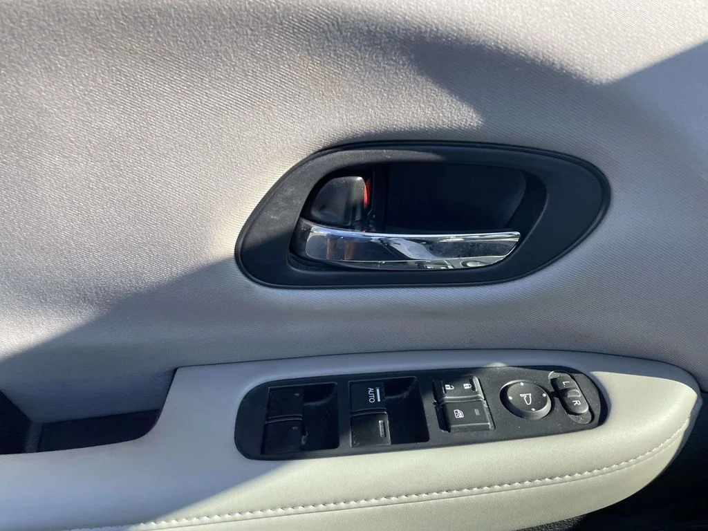 Used 2018 White Honda LX image 17