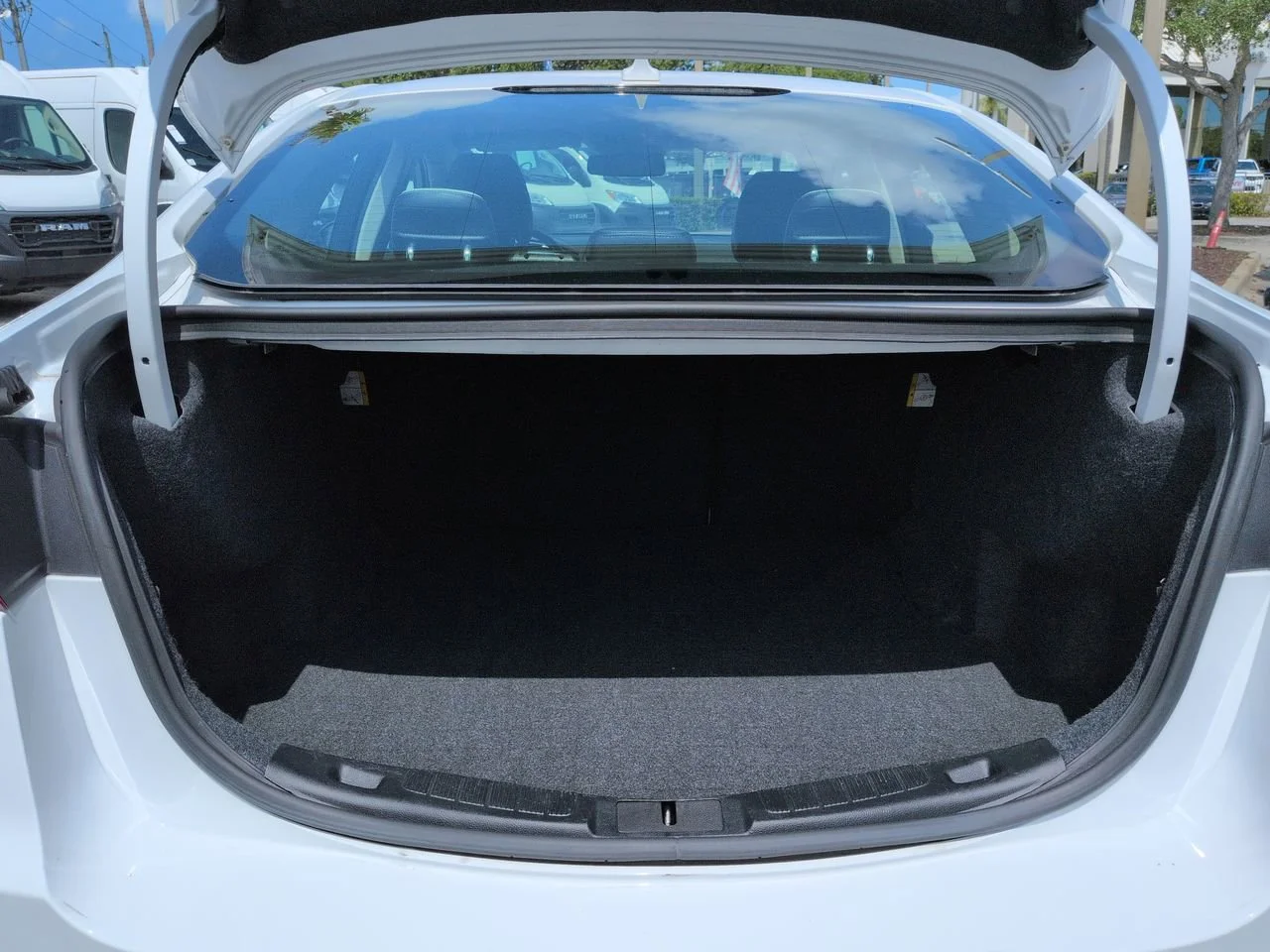 Used 2019 Oxford White Ford SE image 13