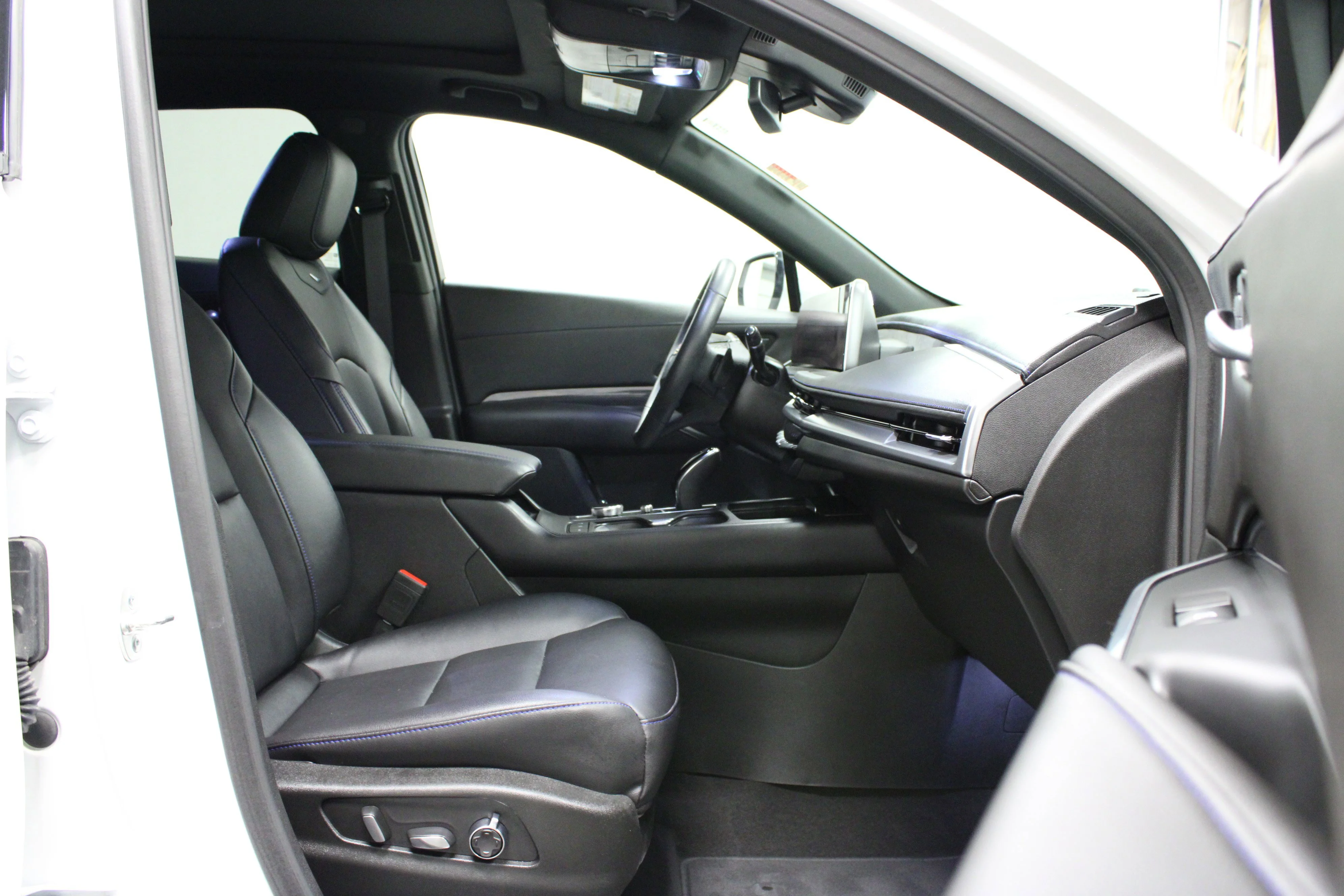 Used 2024 Crystal White Tricoat Cadillac Sport image 17