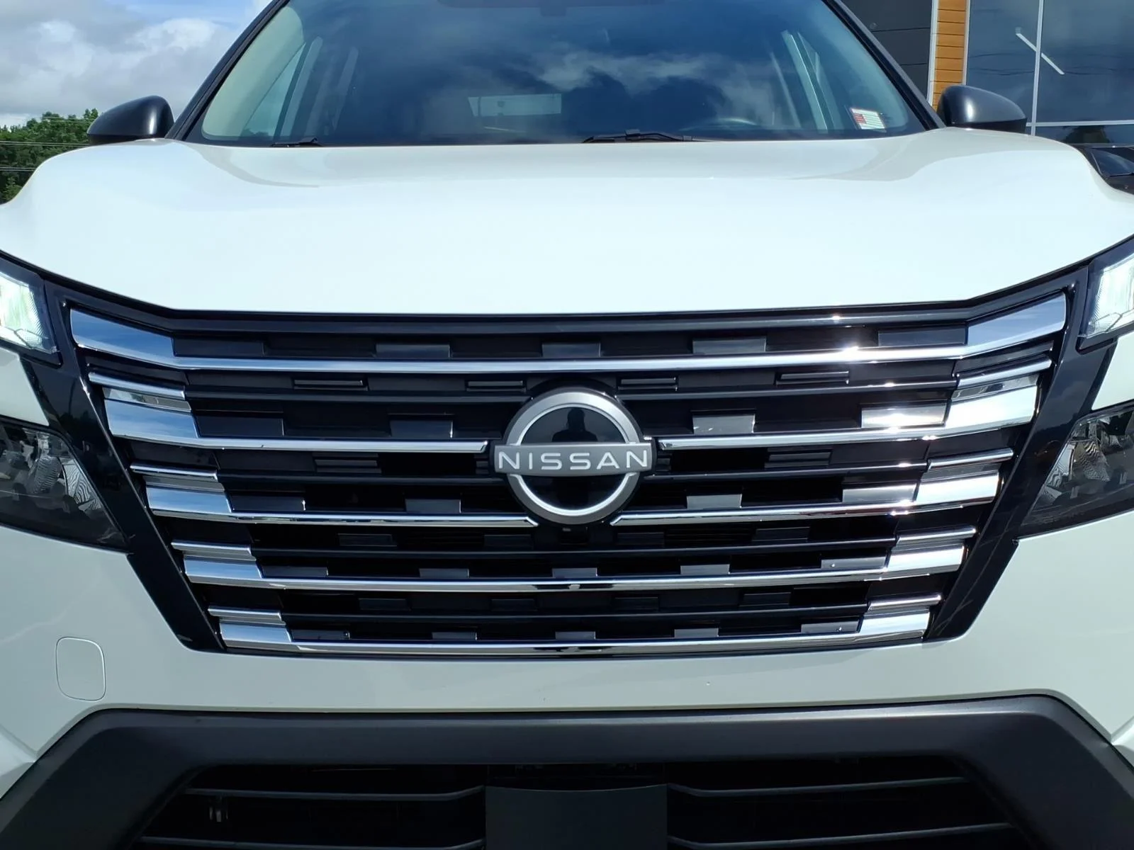 Used 2025 Glacier White Nissan S image 13
