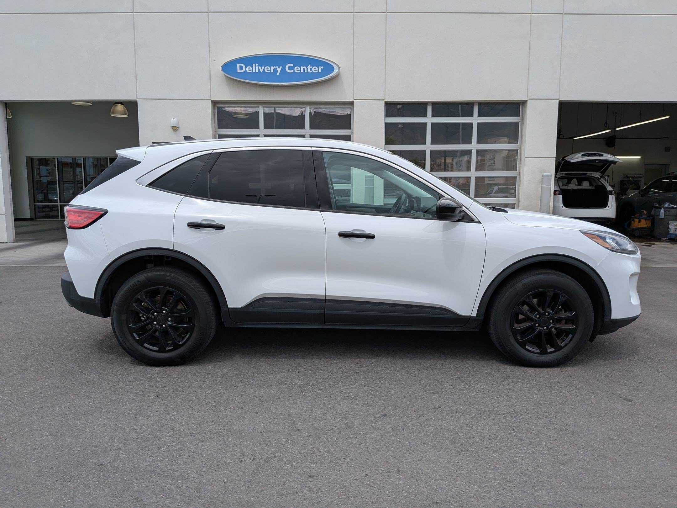 Used 2022 Oxford White Ford SE image 2