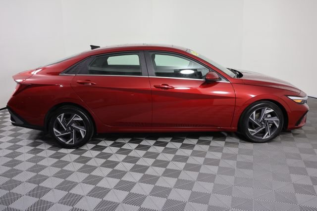 Used 2025 Red Hyundai SEL Convenience image 9