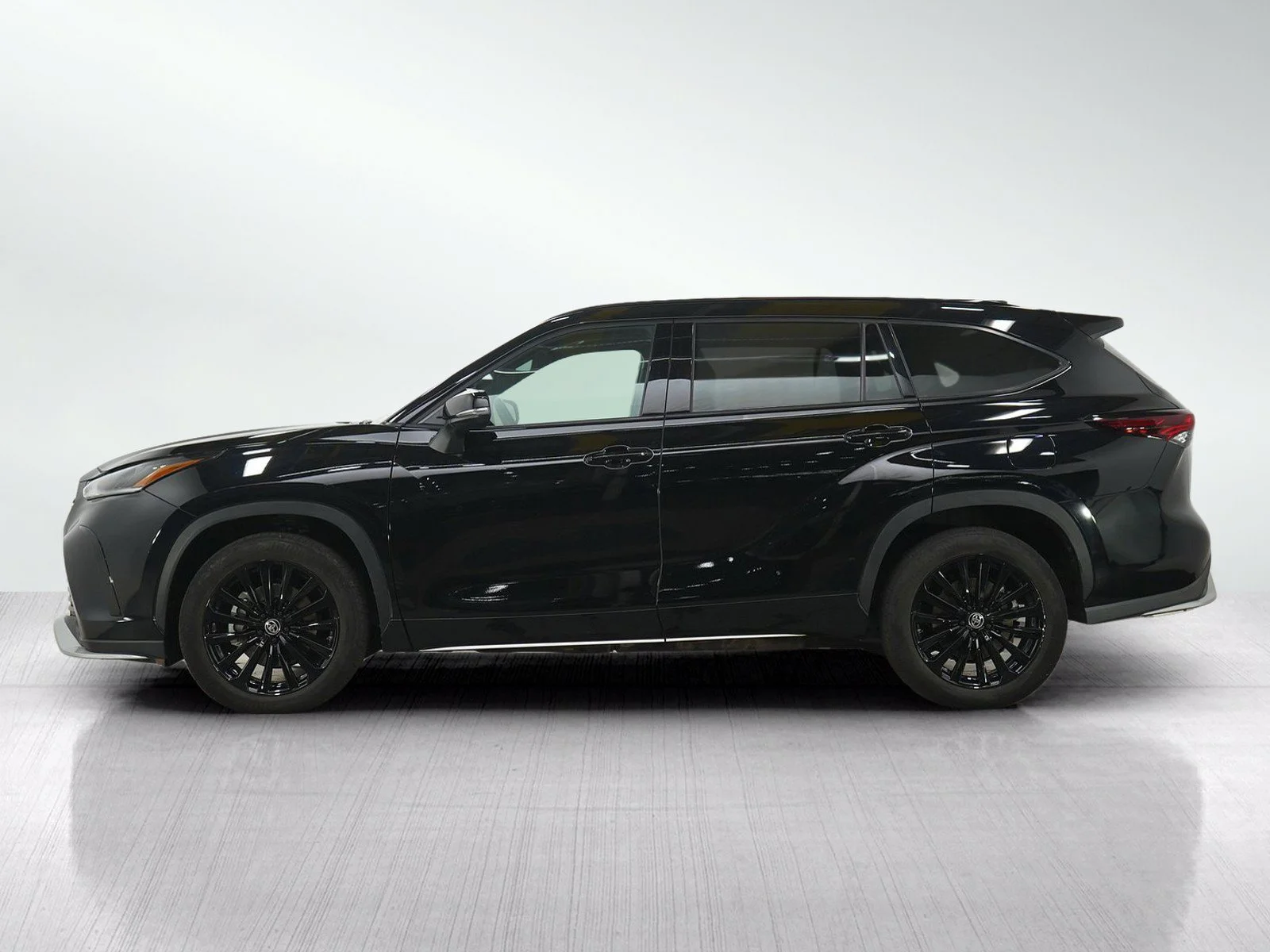 Used 2025 Toyota Highlander XSE with VIN 5TDKDRBH4SS578221 for sale in Burnsville, Minnesota