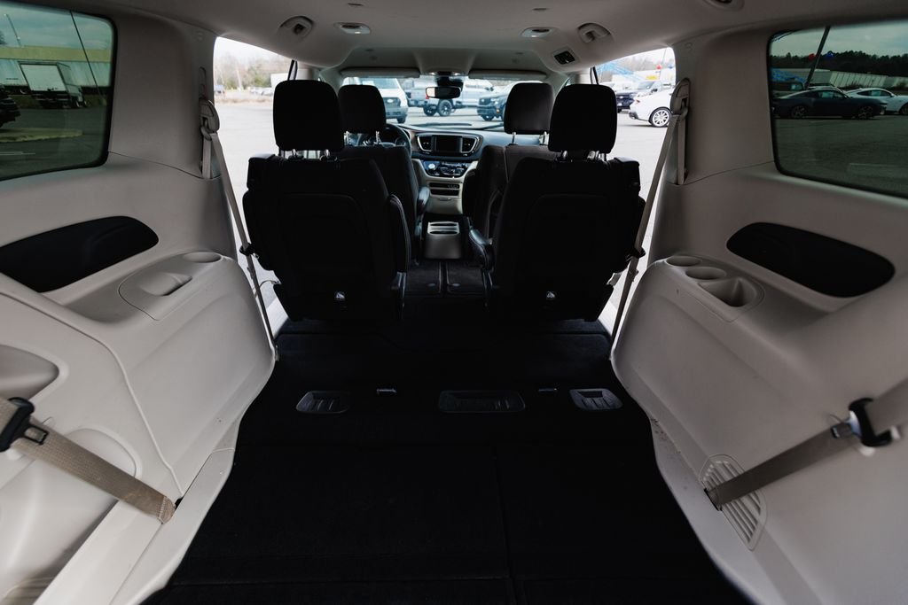 2023 Chrysler Voyager LX - Photo 9