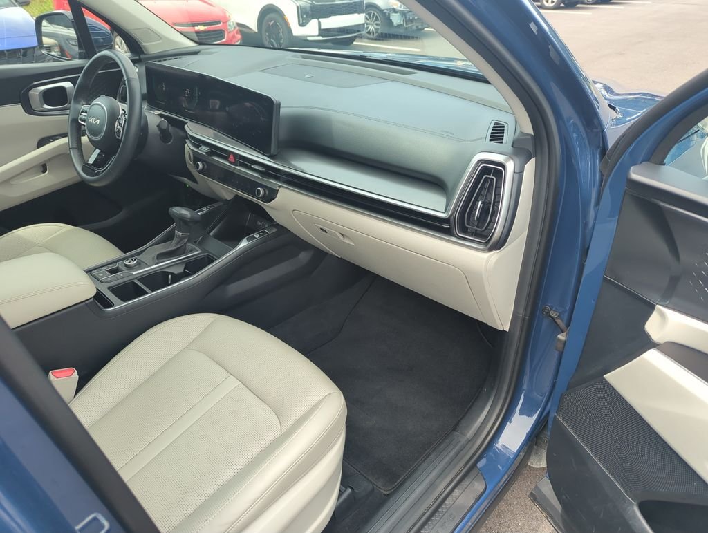 Used 2025 Black Kia S image 36