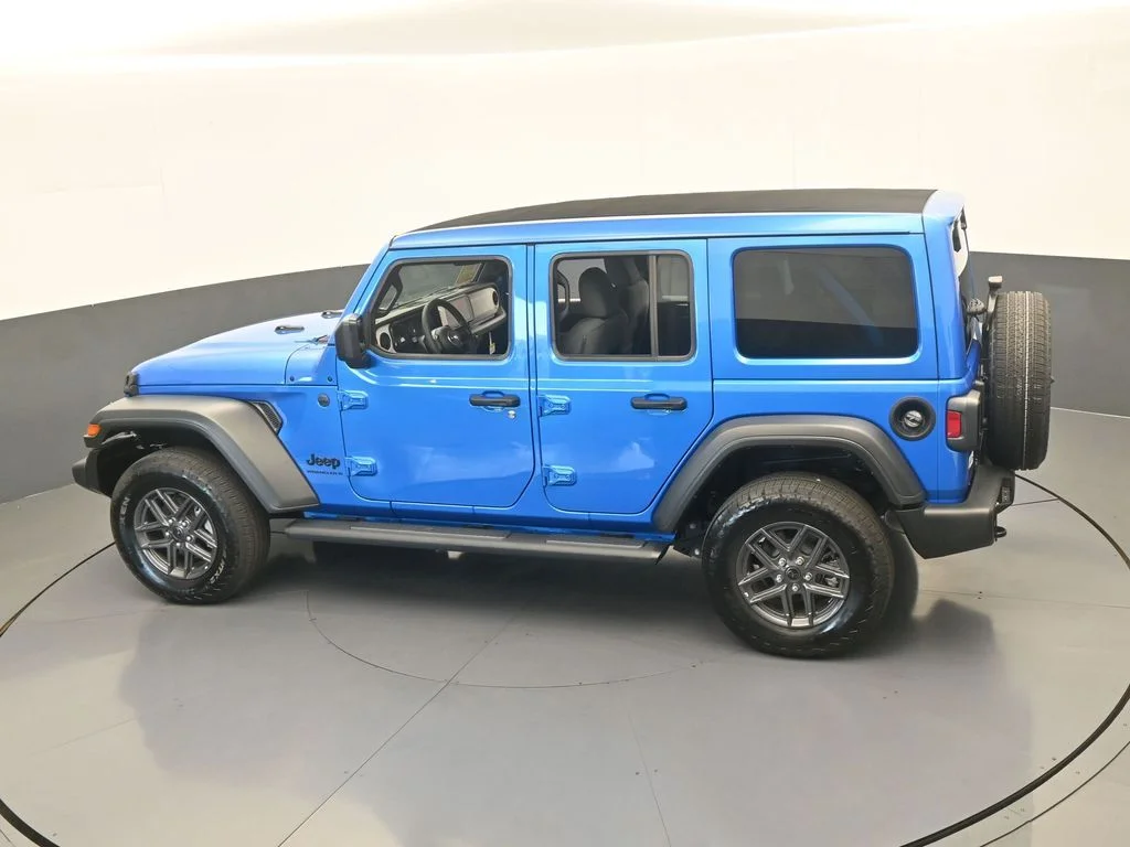 Used 2025 Hydro Blue Pearl Coat Jeep Sport S image 42