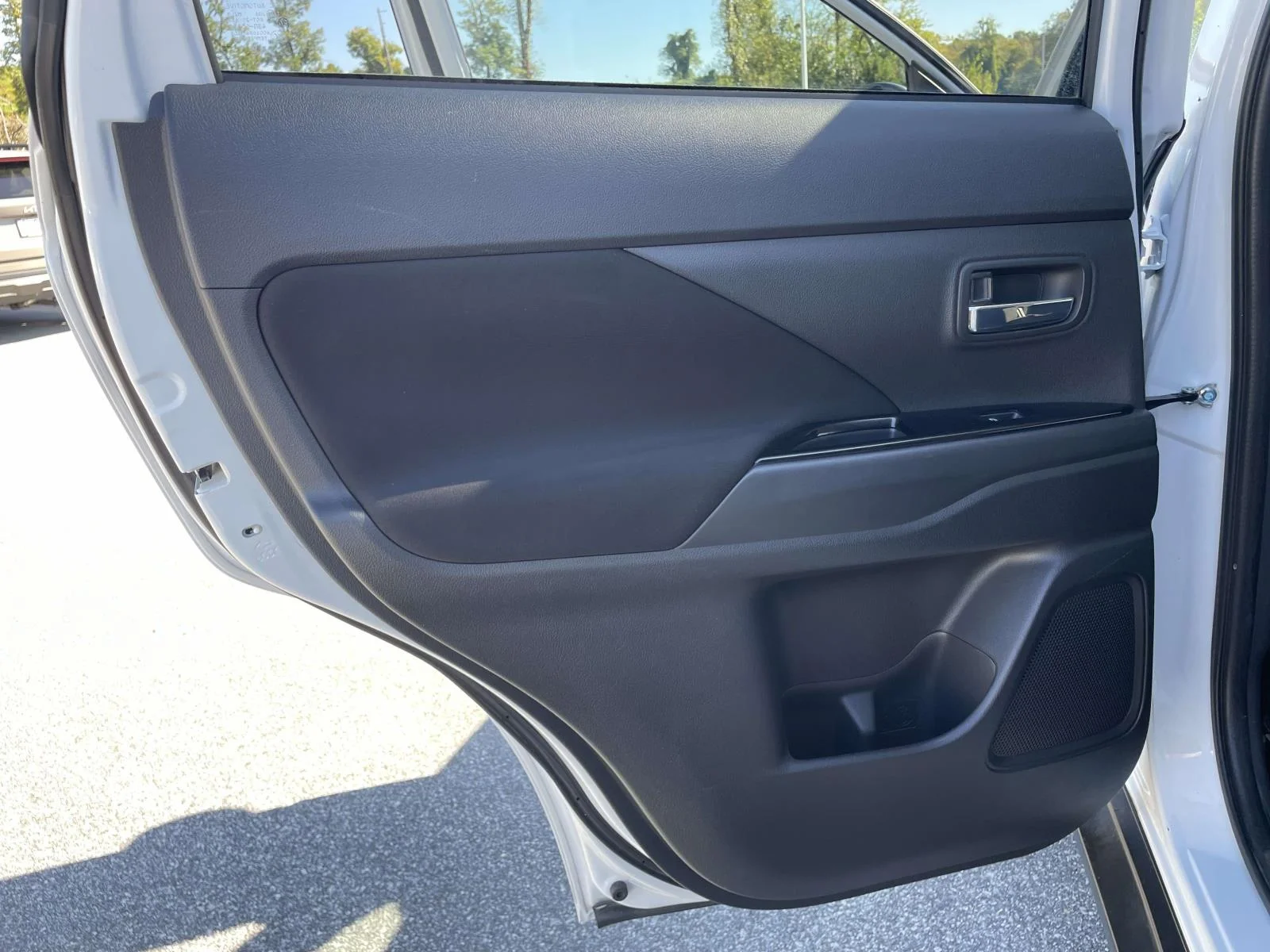 Used 2020  Mitsubishi ES image 2