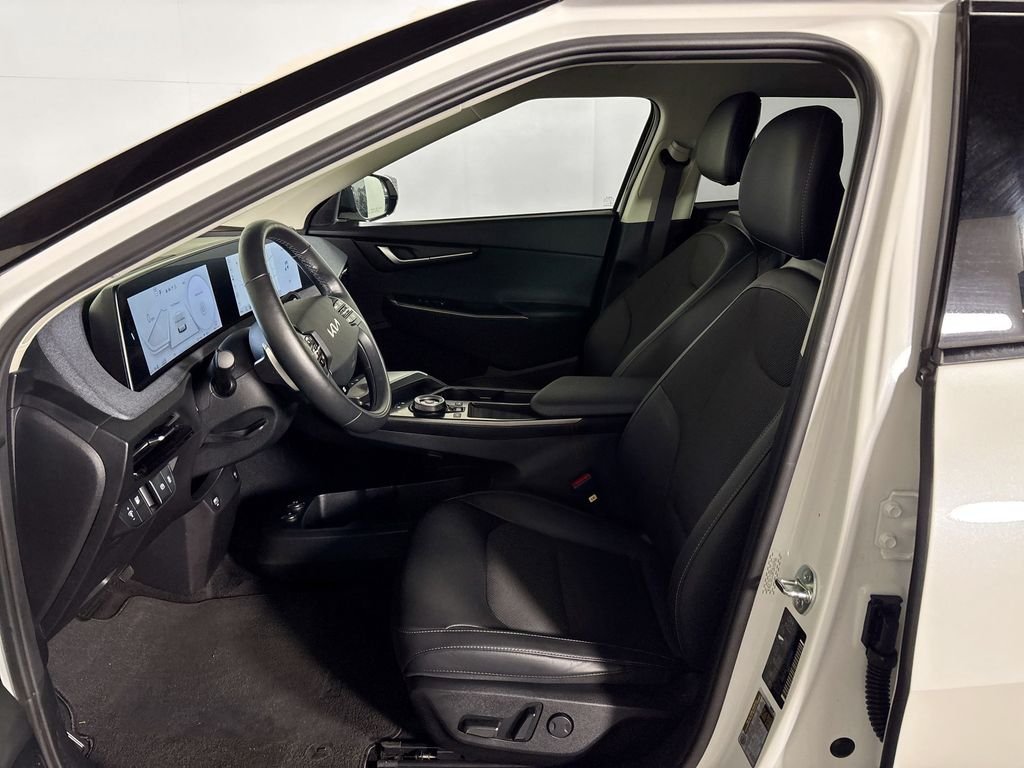 Used 2024 White Kia Light image 11