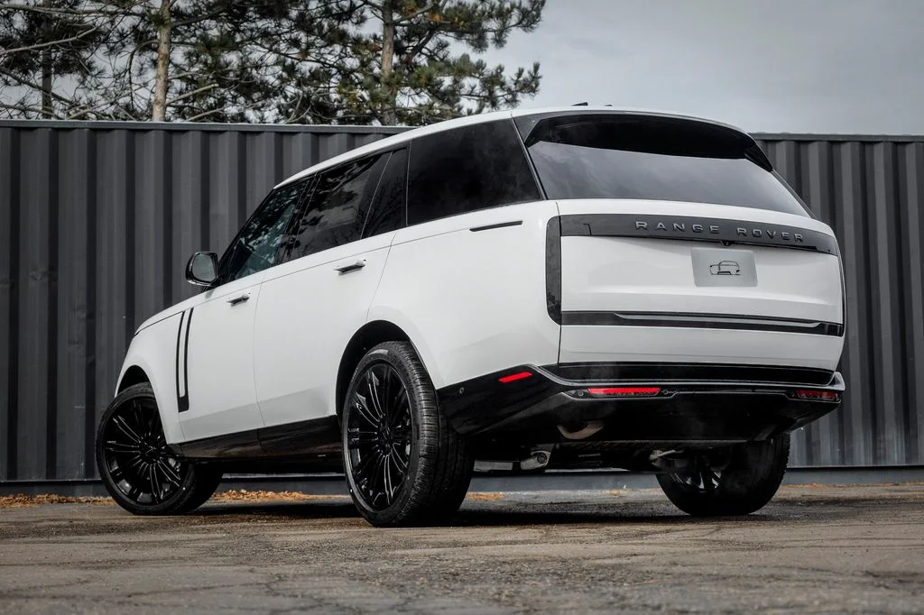 New 2026 Fuji White Land Rover SE image 2