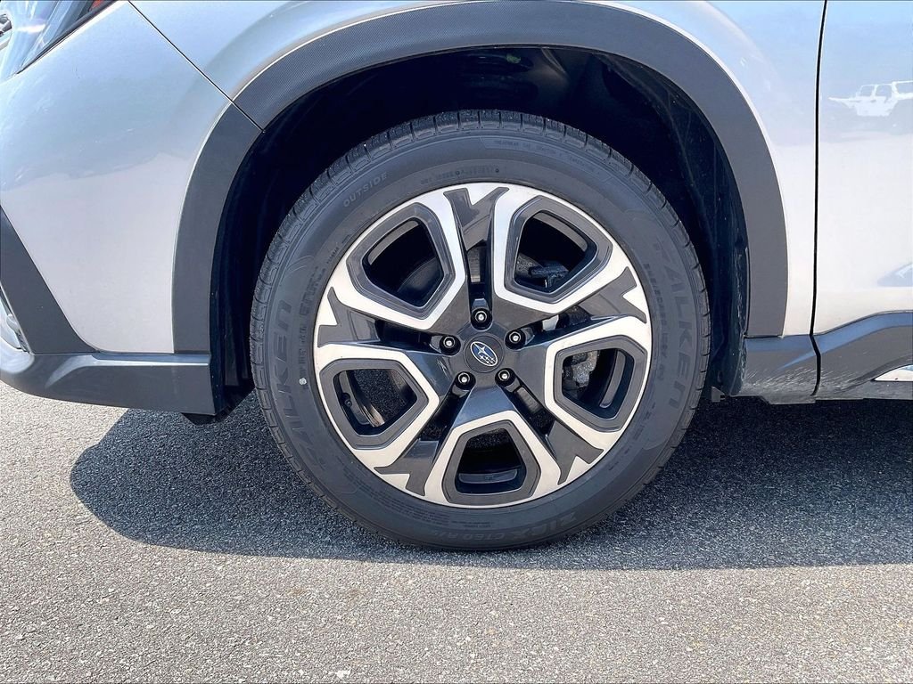 Used 2023 Ice Silver Metallic Subaru Limited image 7