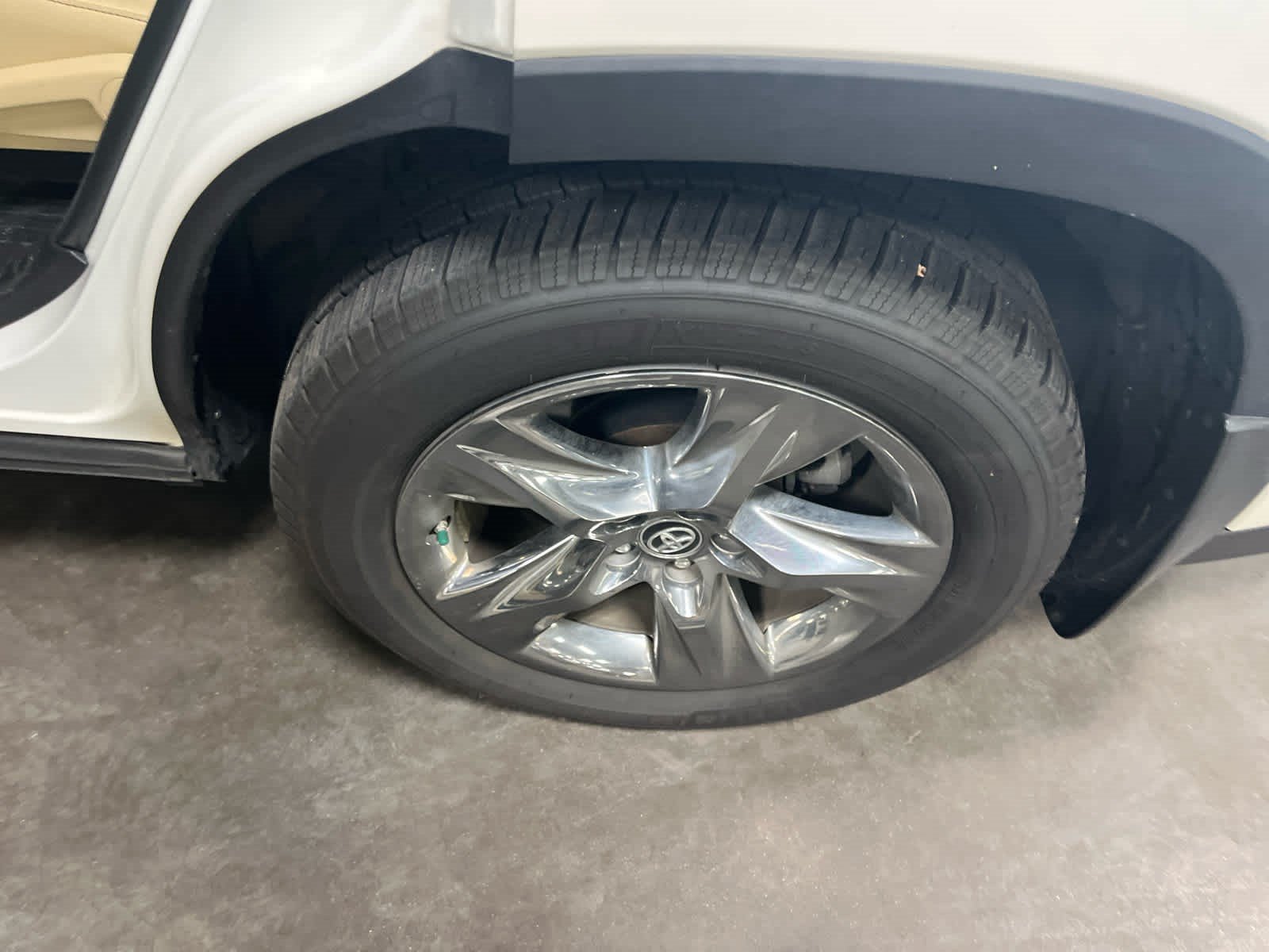 Used 2018 Blizzard Pearl Toyota Limited Platinum image 10