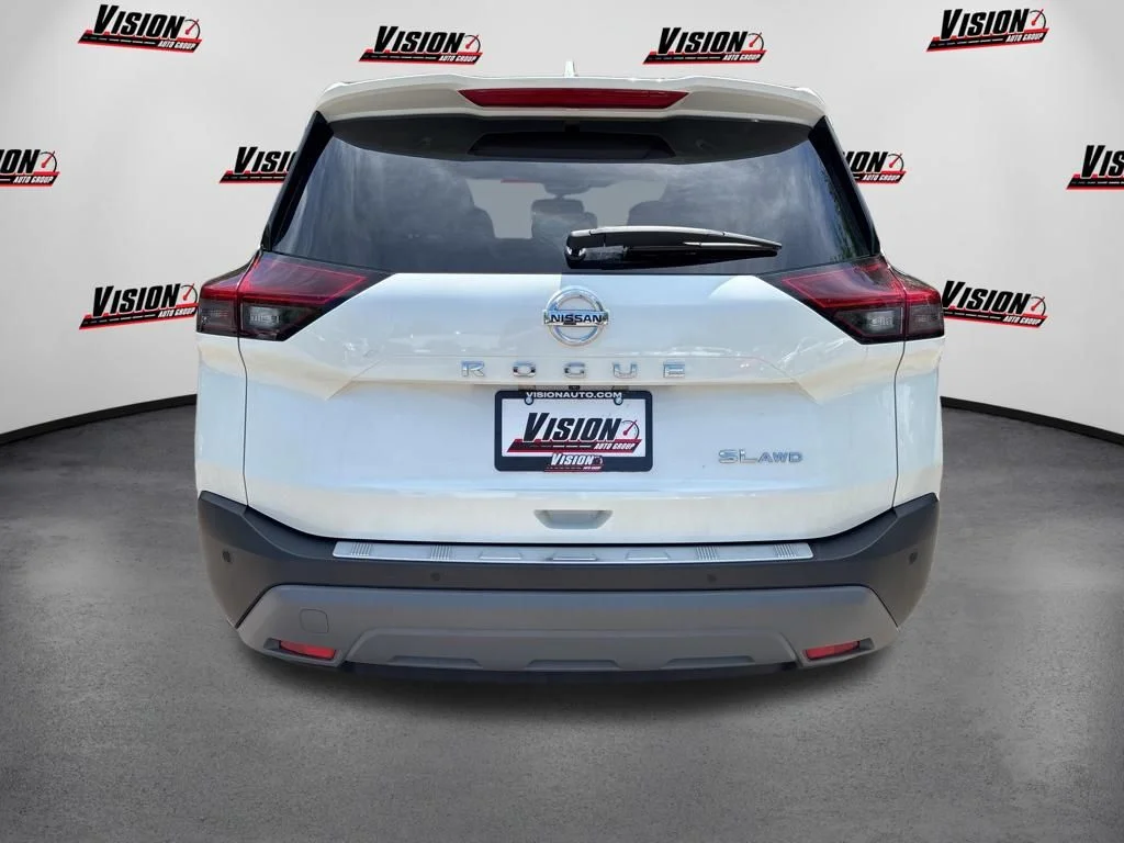 Used 2021 White Nissan SL image 4