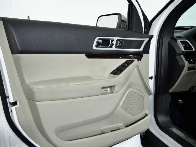 Used 2011 White Ford Limited image 17