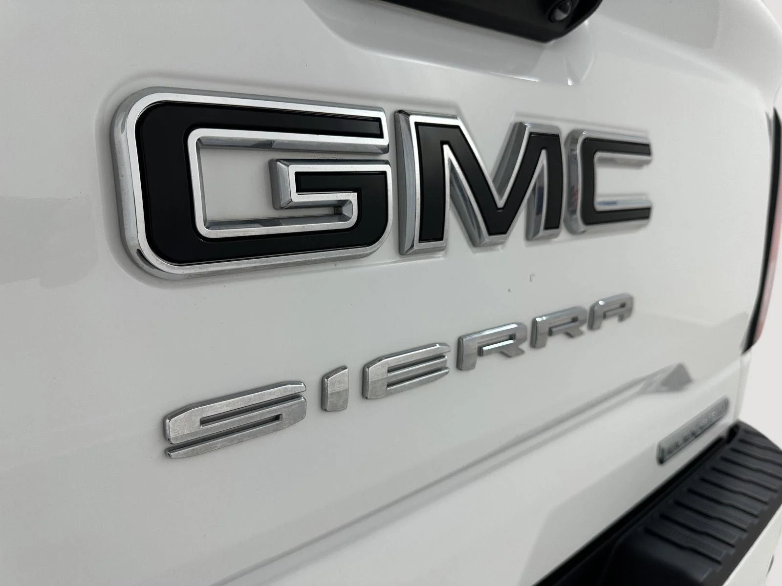 Used 2024 Summit White GMC Elevation image 30