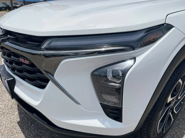 Used 2025 Summit White Chevrolet 2RS image 4