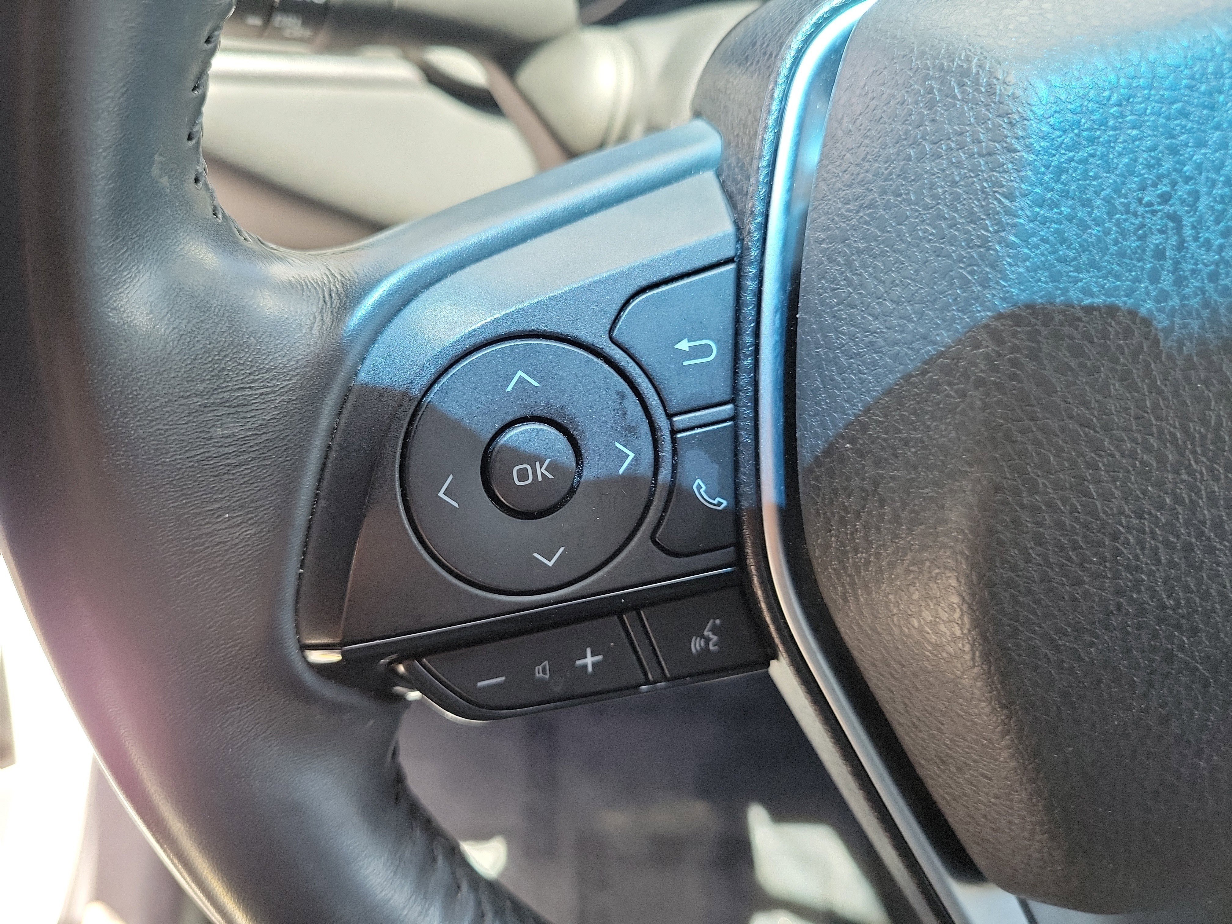 Used 2023 Pearl Toyota XLE image 28