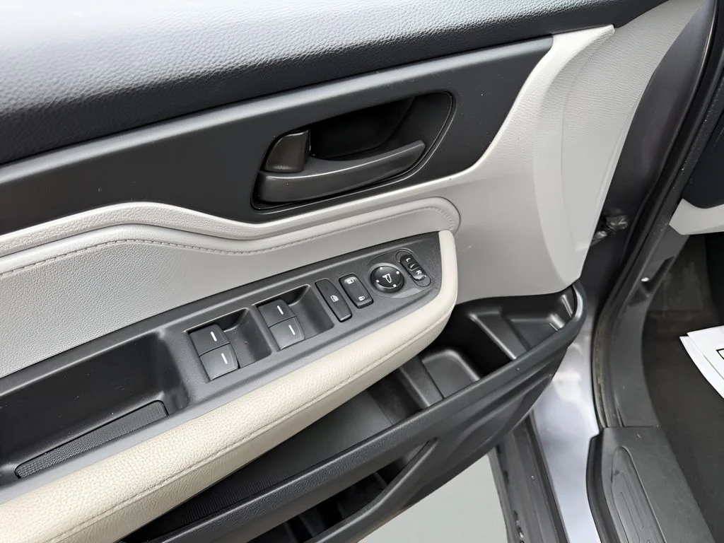 Used 2018 Pewter Honda EX image 12