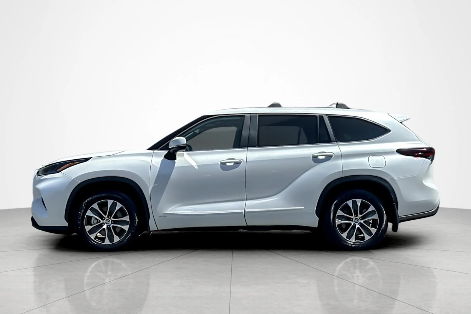 Certified Used 2026 Wind Chill Pearl Toyota Hybrid XLE image 2