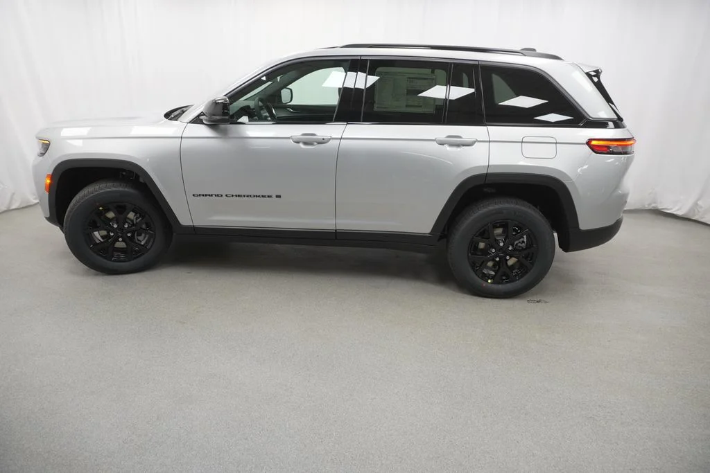 New 2026 Silver Zynith Exterior Paint Jeep Laredo Altitude image 14