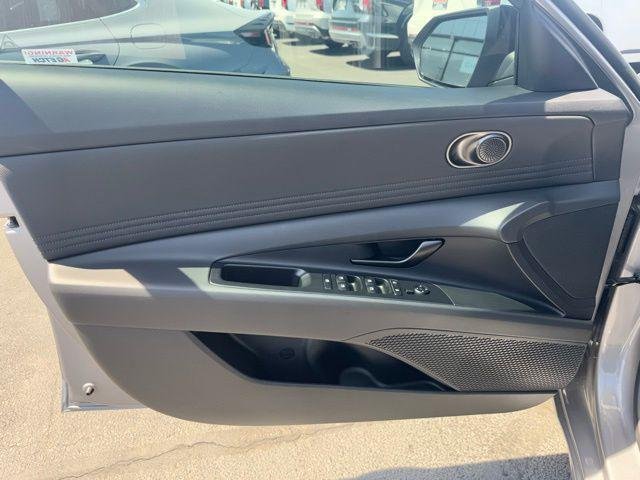 2025 Hyundai Elantra Blue - Photo 40