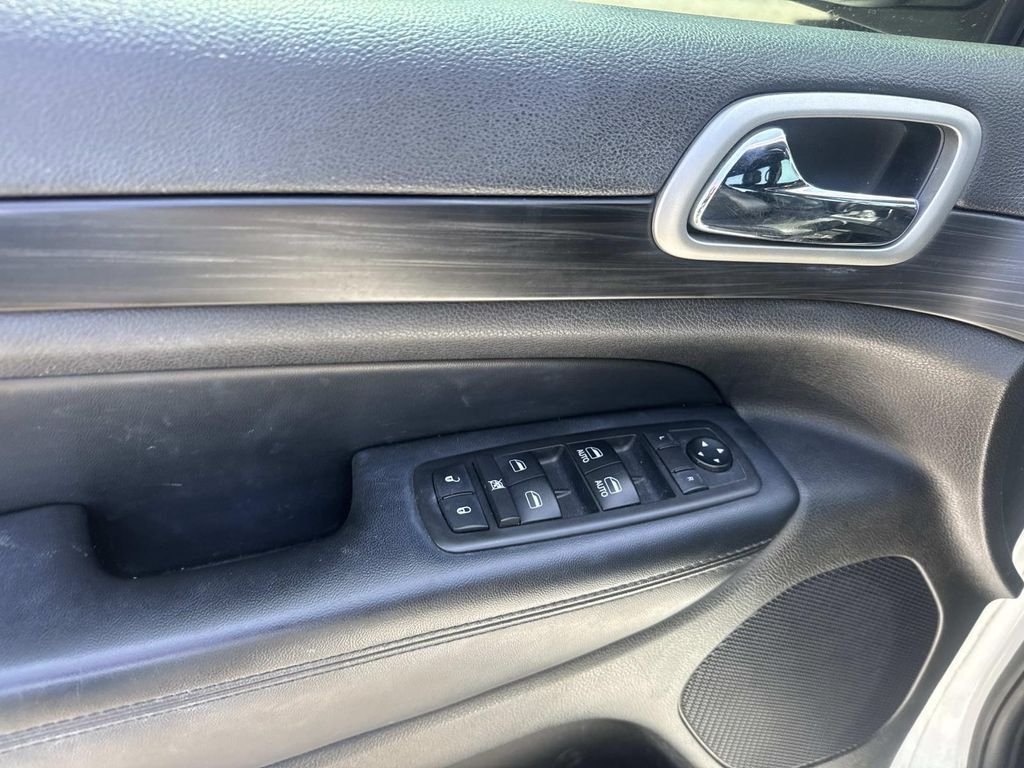 Used 2019 White Jeep Altitude image 19