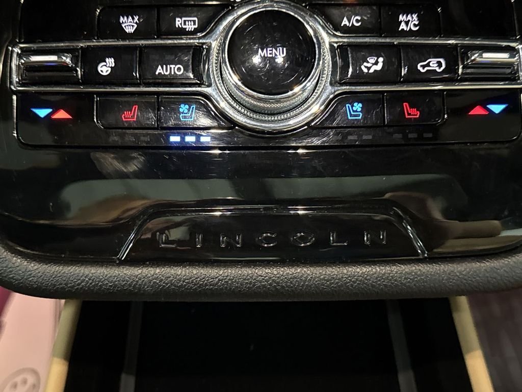 Used 2021 White Lincoln Reserve image 31