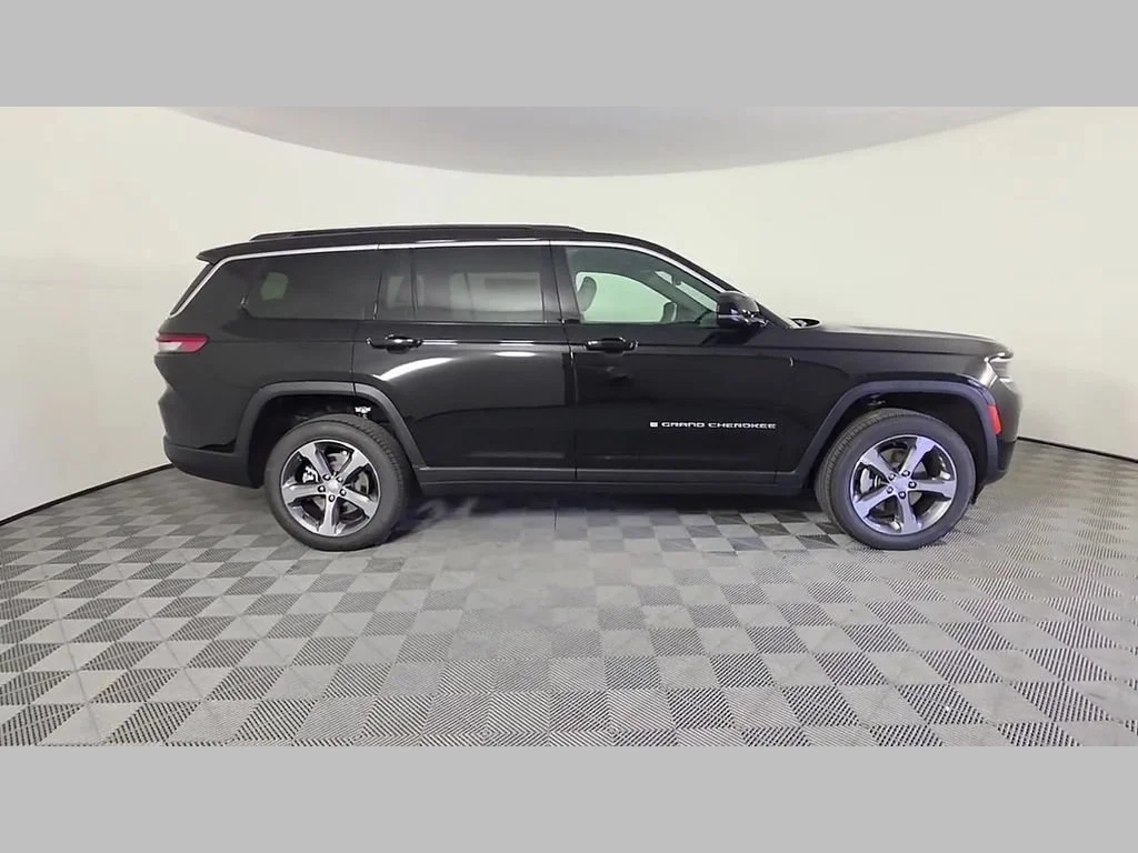 New 2026 Diamond Black Crystal Pearl-Coat Exterior Paint Jeep Limited image 22