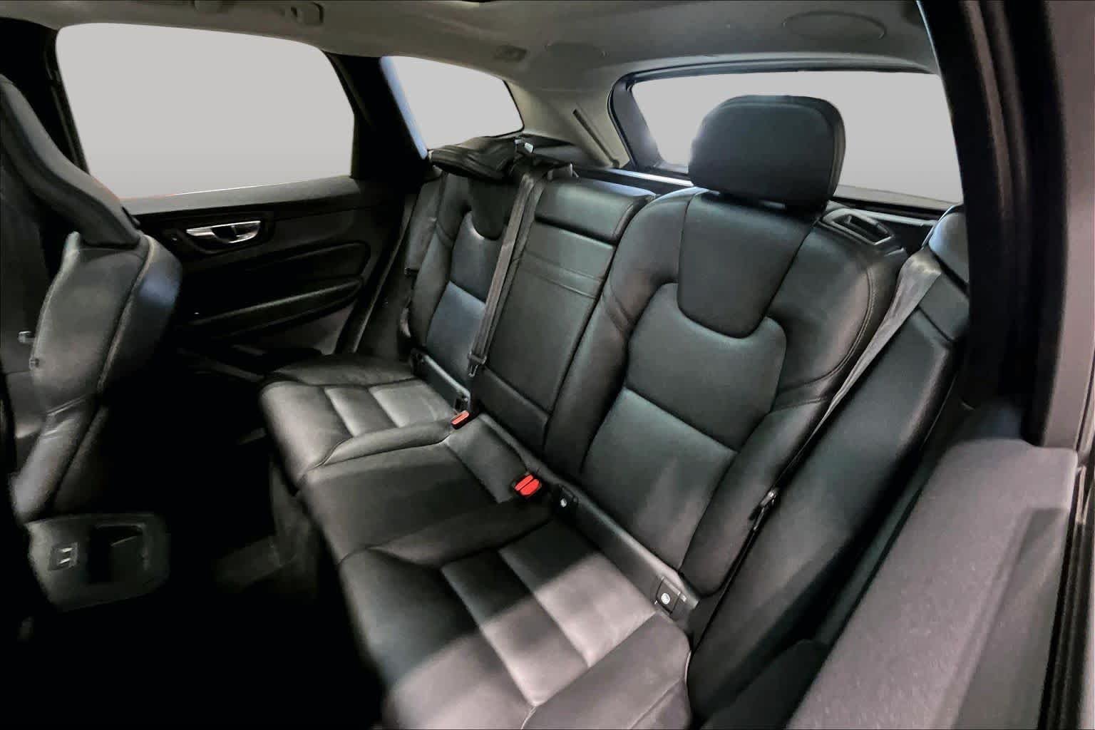 Used 2019 Bright Silver Metallic Volvo Momentum image 20