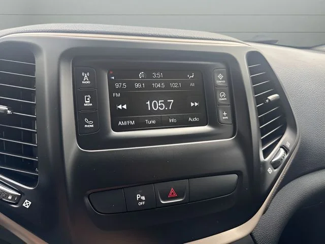 Used 2018 Silver Jeep Latitude image 15
