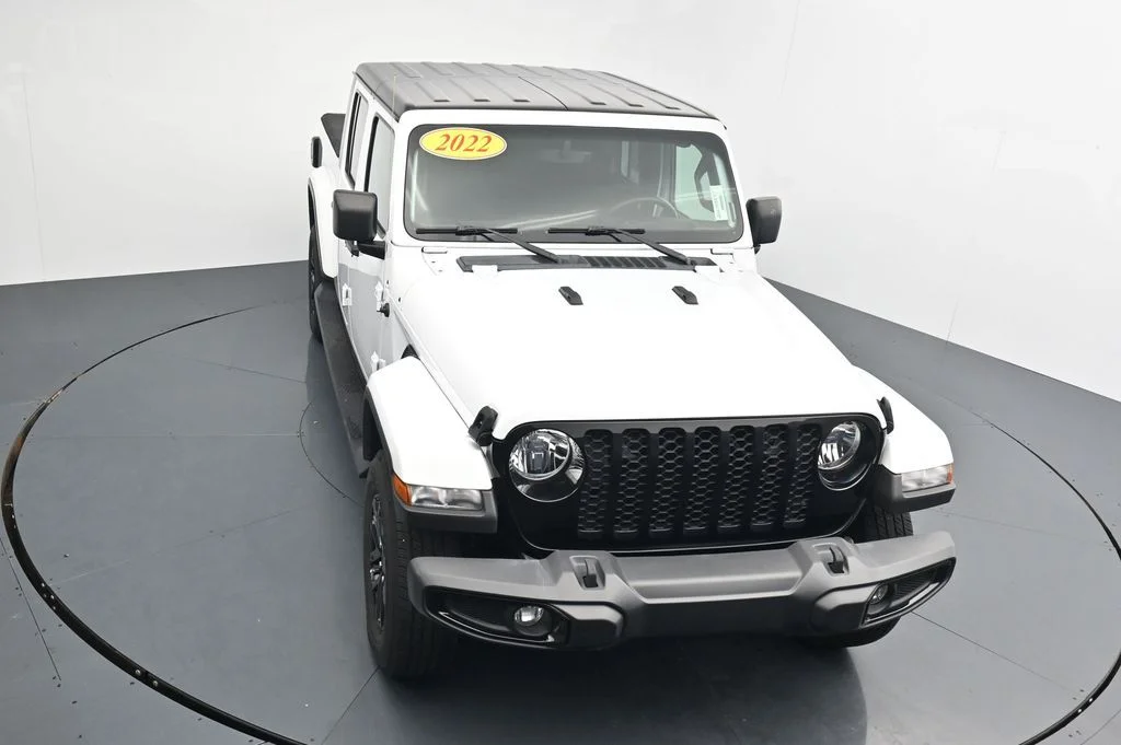 Used 2022 White Jeep Sport image 27