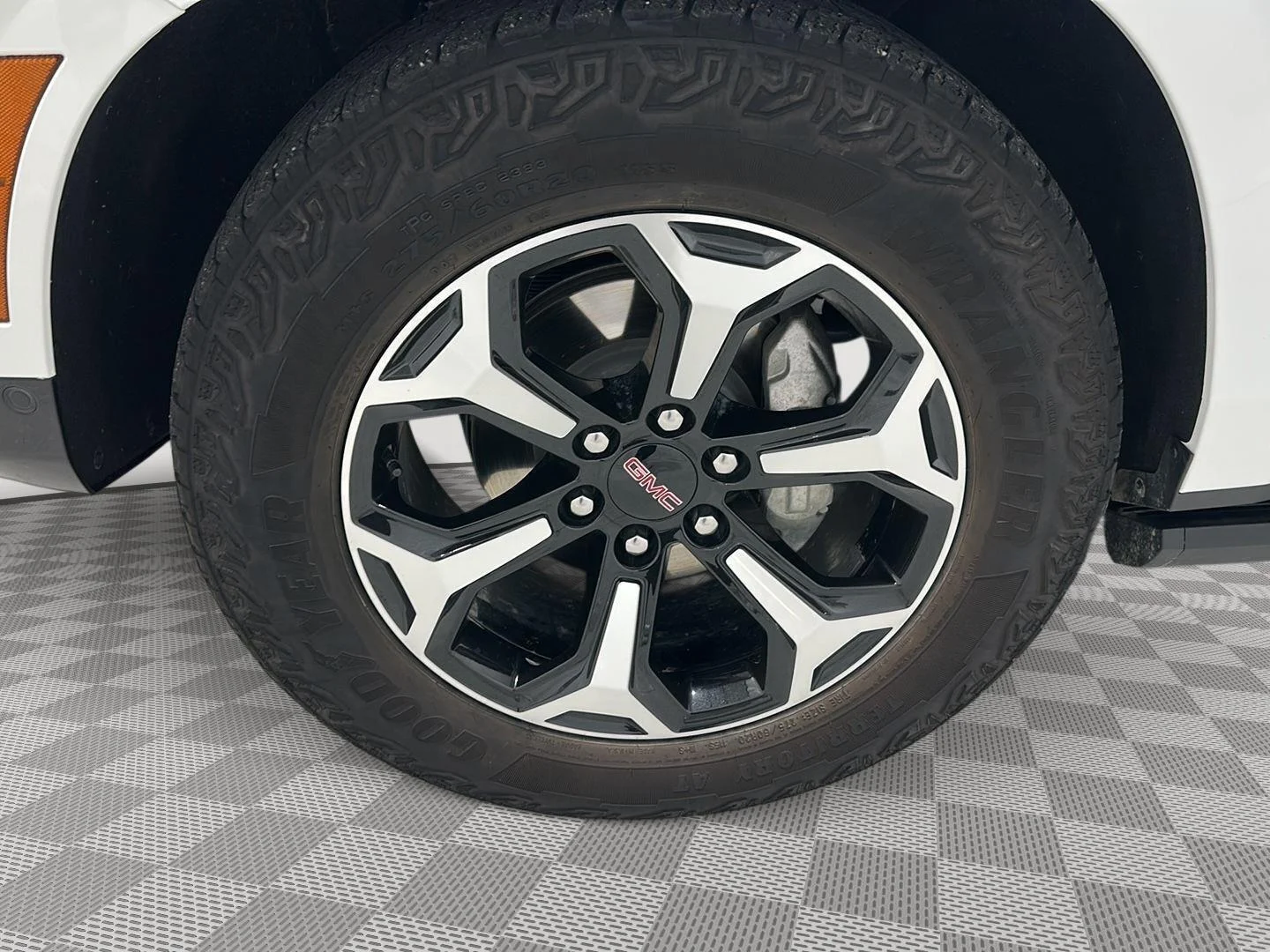 Used 2025 Summit White GMC AT4 image 28